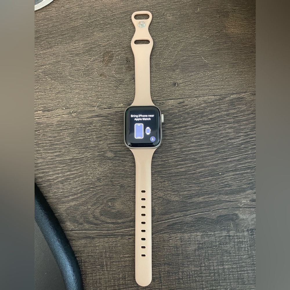 Apple SE 40MM Watch with Adjustable Silicone Bands